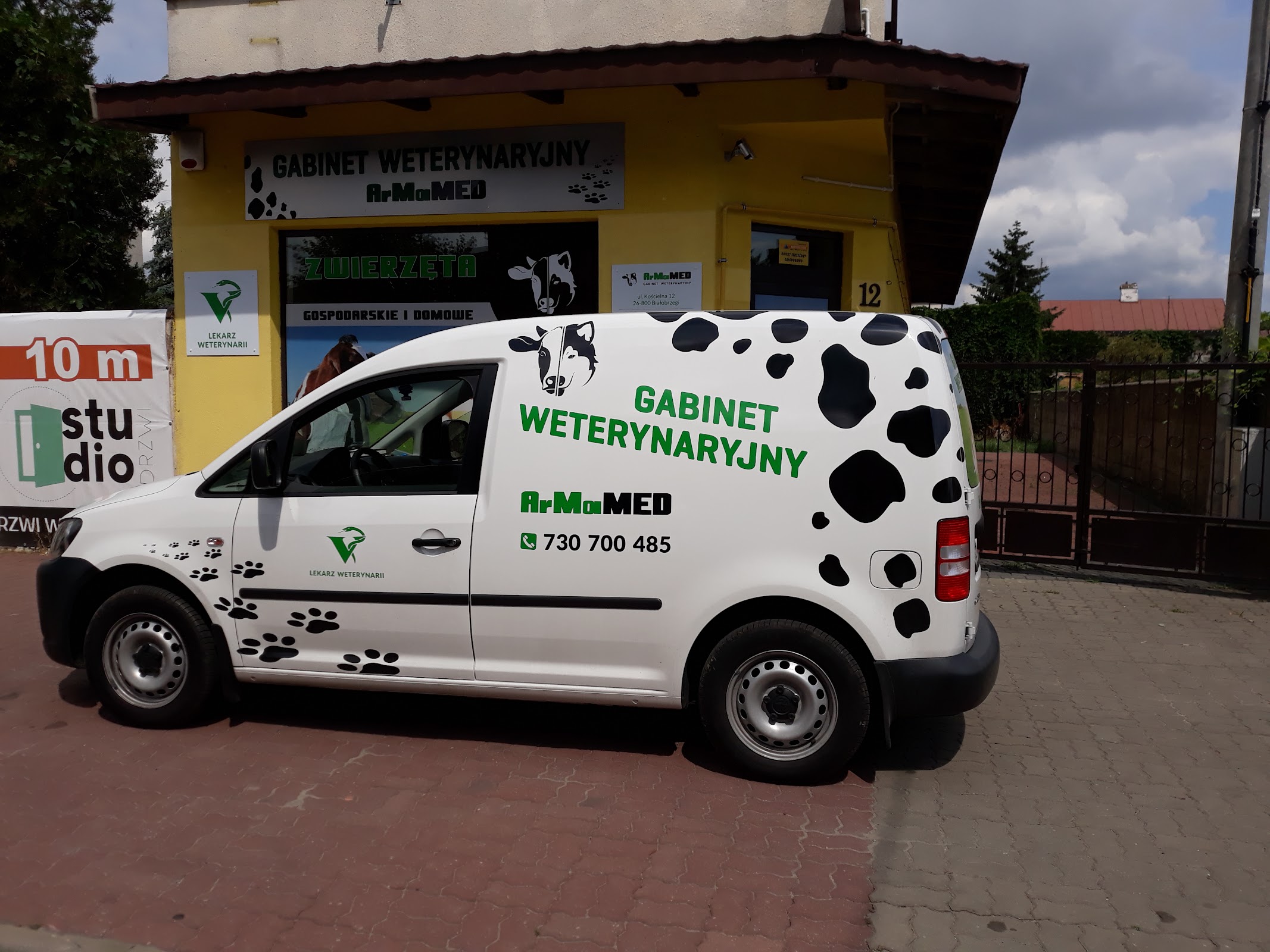 Oznakowany samochód Gabinetu Weterynaryjnego ArMaMED przed lecznicą